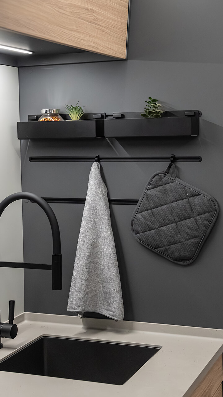 Smart gelöst: modulares Regalsystem in der Küche des NOCTRA Smart gelöst: modulares Regalsystem in der Küche des NOCTRA
