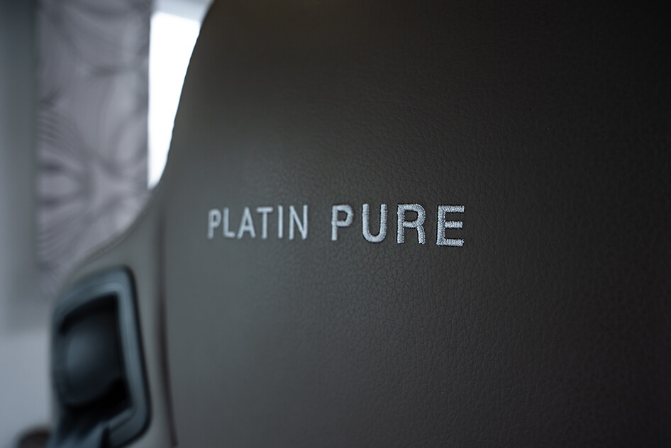 FRANKIA PLATIN PURE – Detail Kopfstütze mit gesticktem Schriftzug FRANKIA PLATIN Pure – Stick auf Kopfstützen