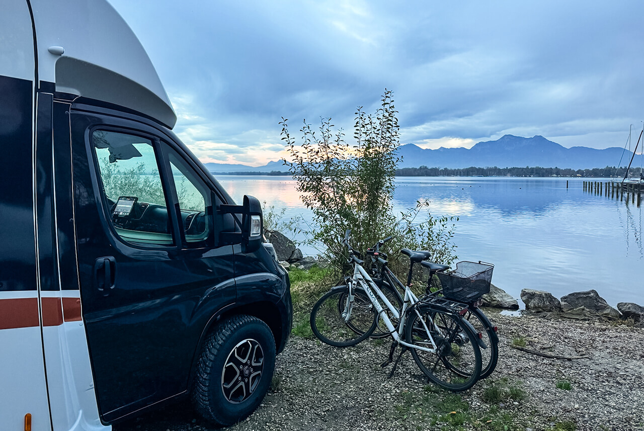Reisen mit dem FRANKIA NOW – am Ufer des Chiemsee Reisen mit dem FRANKIA NOW – Chiemseeufer