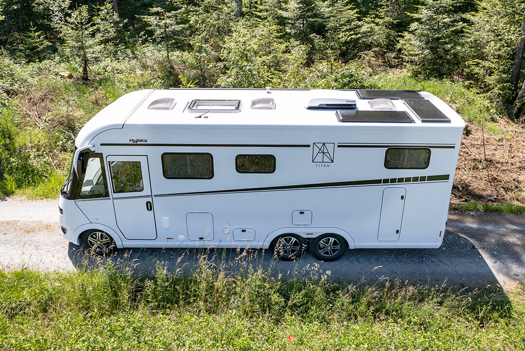 FRANKIA TITAN – Aussenansicht Luftaufnahme mit Solarpanel FRANKIA TITAN – Autarkie-Paket
