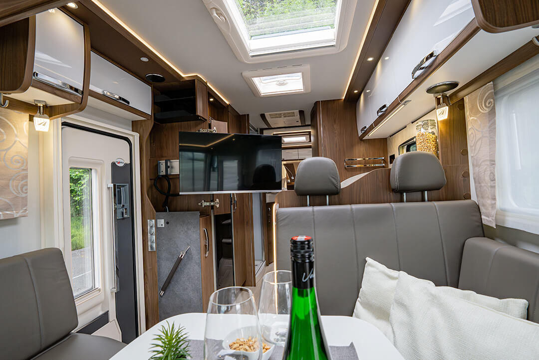 FRANKIA TITAN – Raumansicht mit TV FRANKIA TITAN – Fernseher